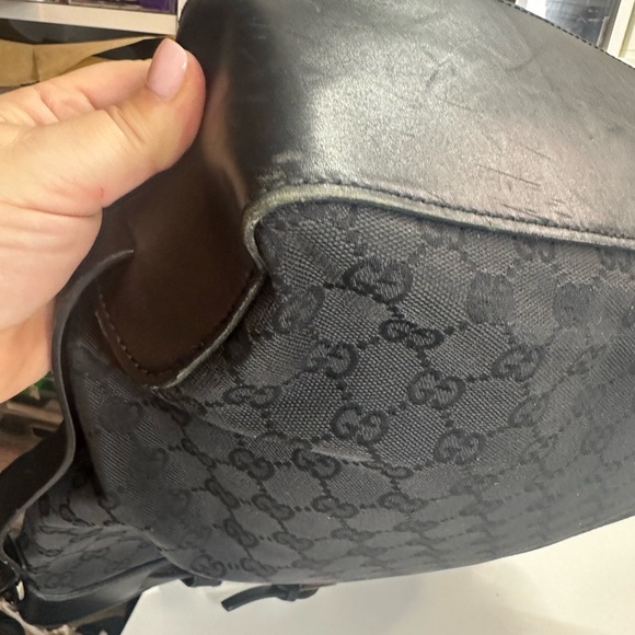 Gucci Black Messenger Bag with Structured Shape and Adjustable Strap - Picture 9 of 16